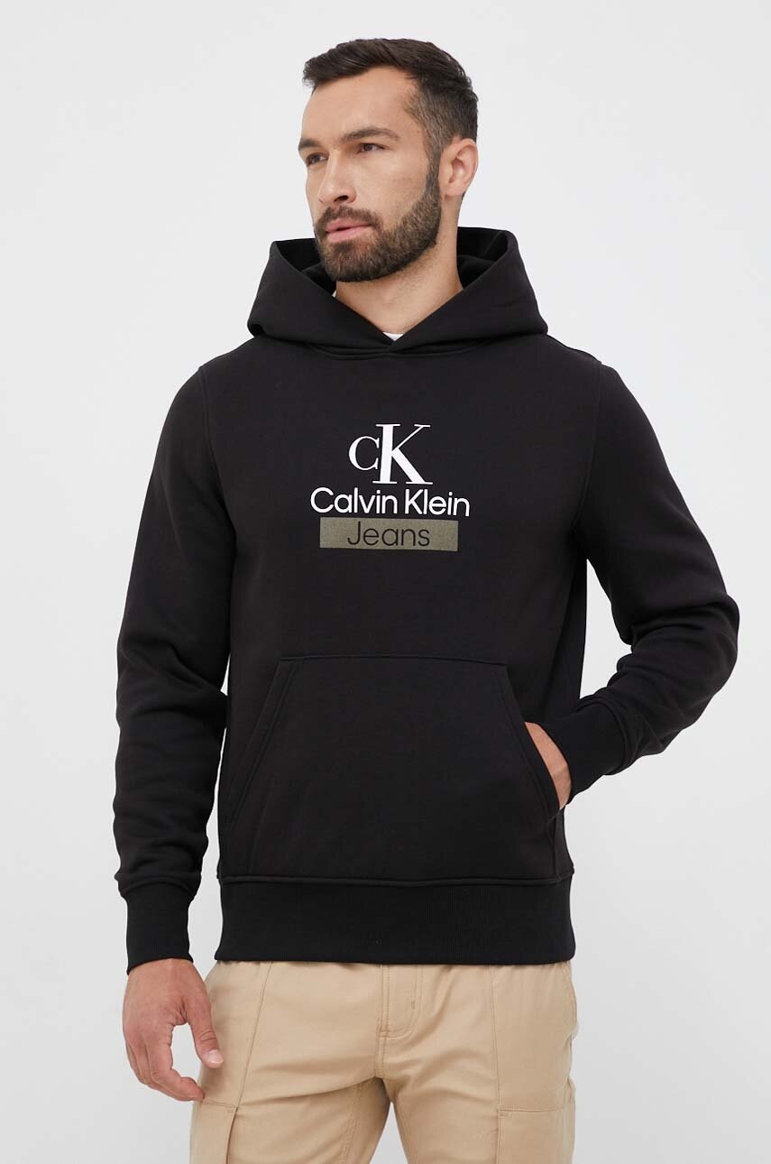 

Суичър Calvin Klein Jeans в черно с качулка с принт, Черен