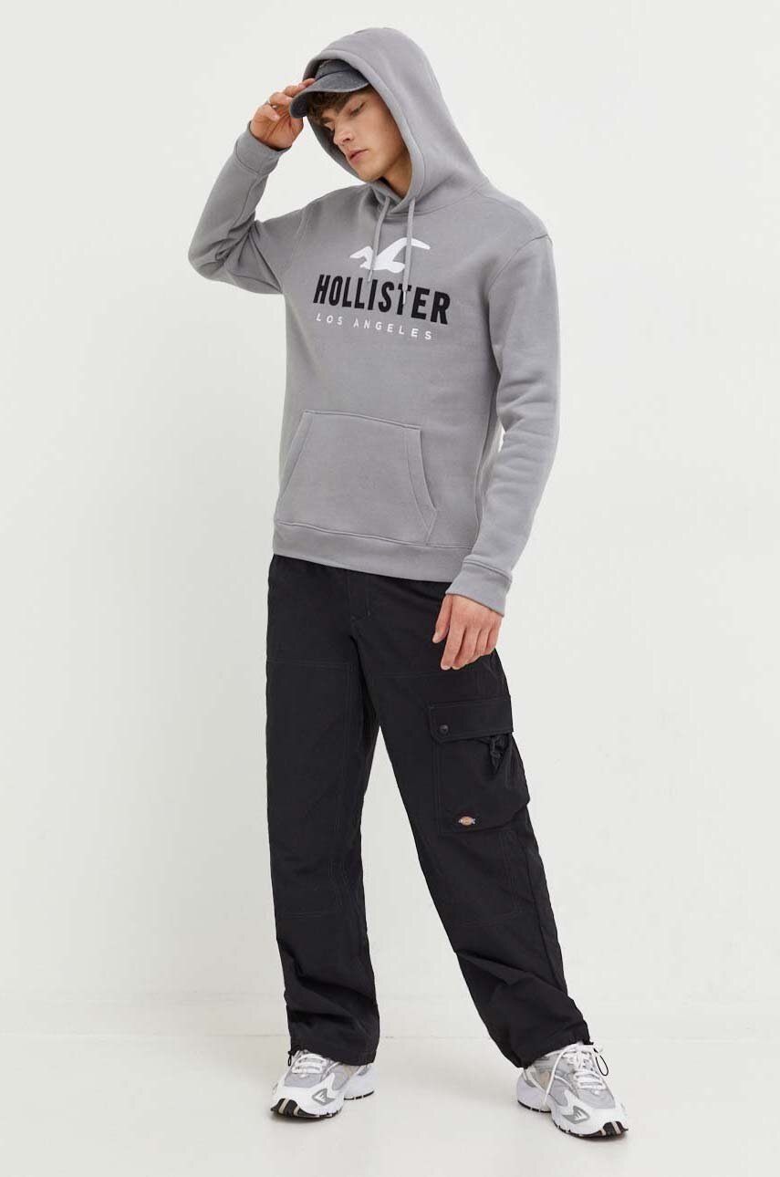 

Суичър Hollister Co. в сиво с качулка с апликация, Сив