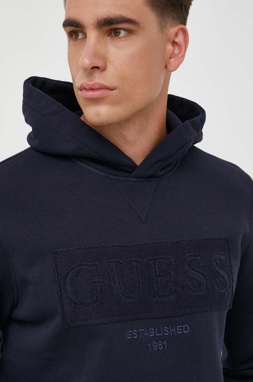 E-shop Mikina Guess pánská, tmavomodrá barva, s kapucí, s aplikací