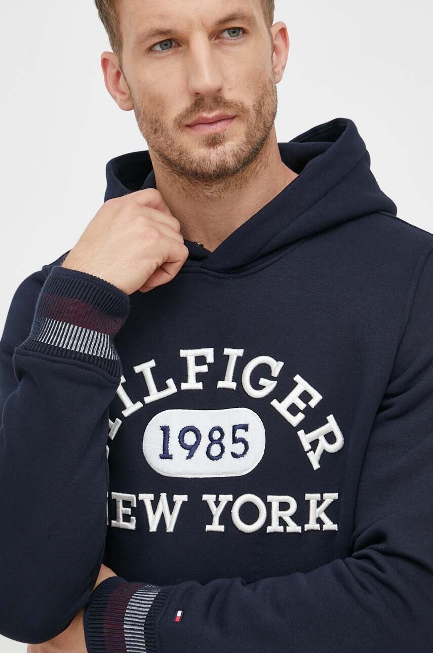 

Суичър Tommy Hilfiger в тъмносиньо с качулка с апликация, Тъмносин