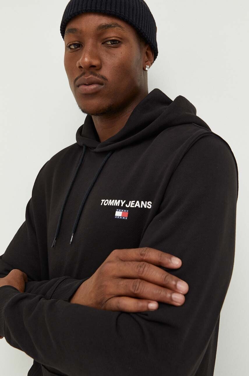 

Хлопковая кофта Tommy Jeans мужская цвет чёрный с капюшоном с принтом
