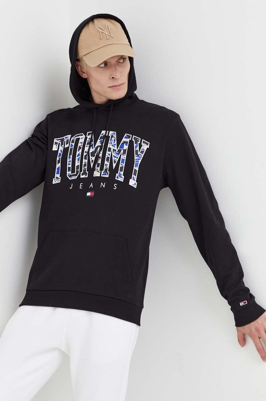Levně Bavlněná mikina Tommy Jeans pánská, černá barva, s kapucí, s potiskem