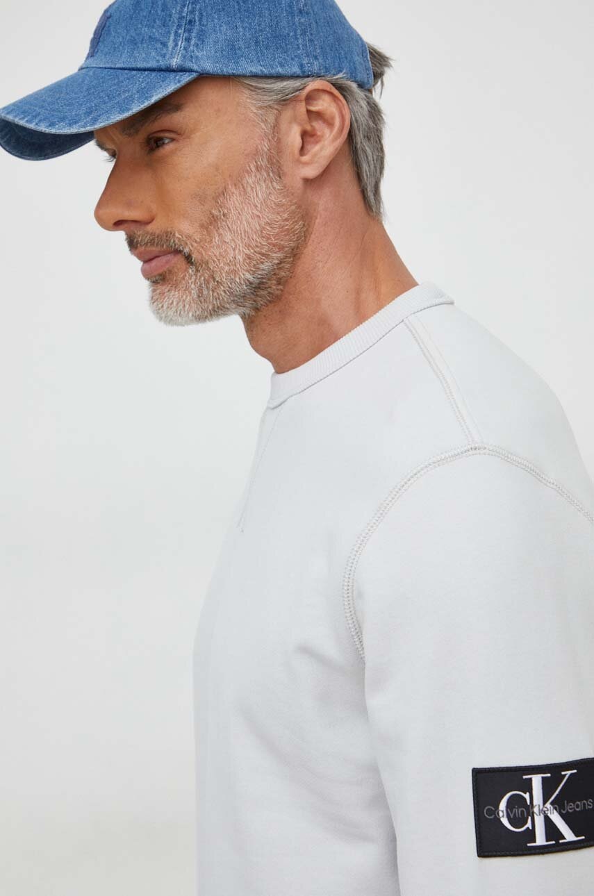 

Памучен суичър Calvin Klein Jeans в зелено с изчистен дизайн J30J323426, Сив