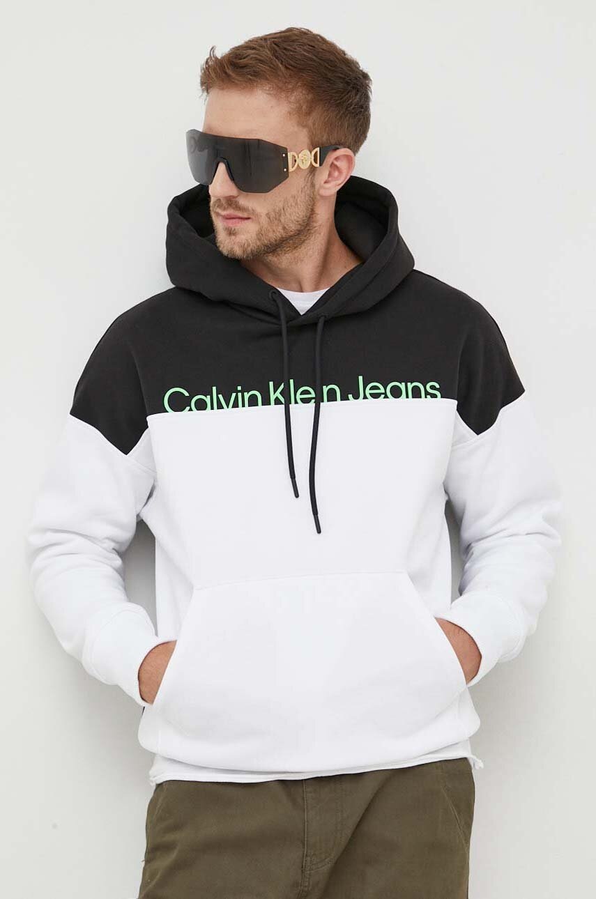 

Суичър Calvin Klein Jeans в бяло с качулка с десен, Бял
