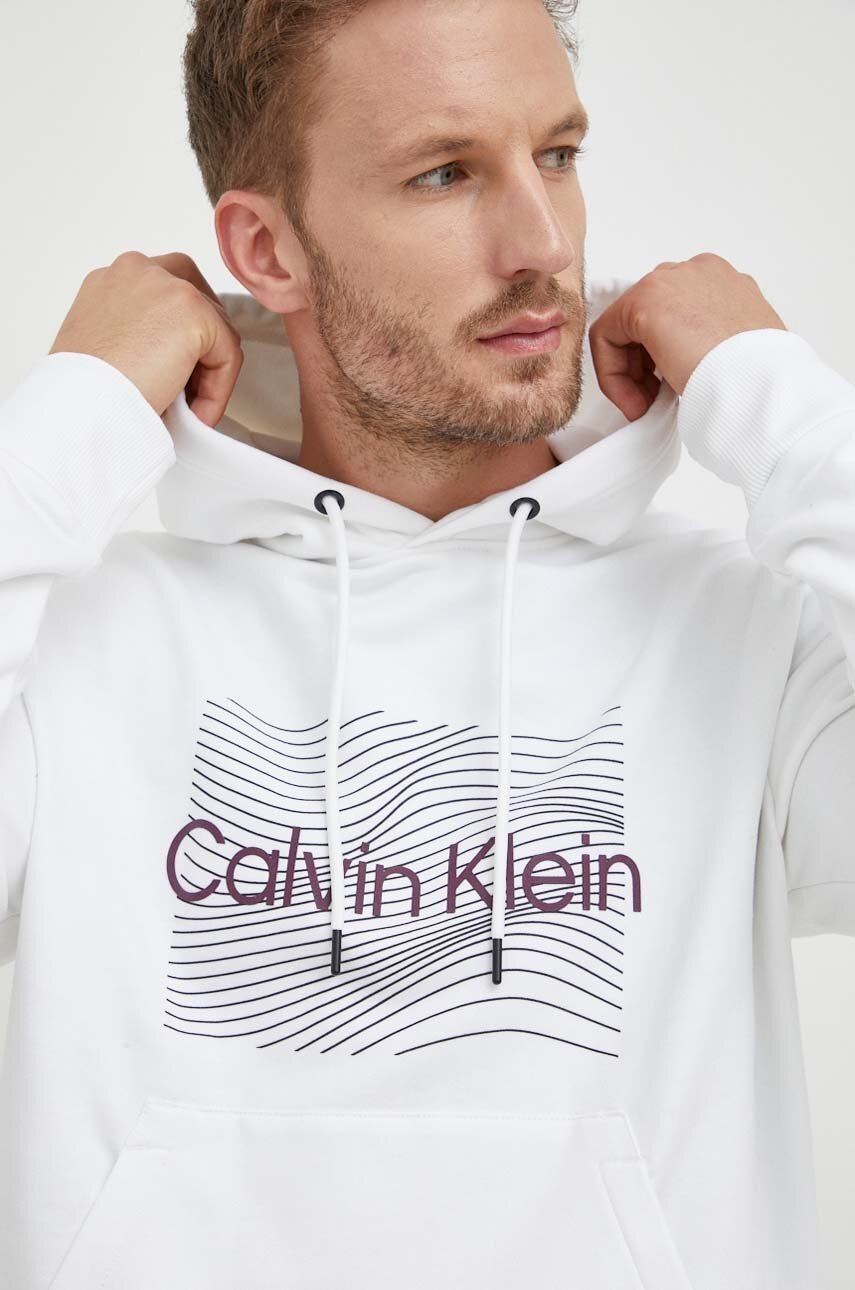 

Памучен суичър Calvin Klein в бяло с качулка с принт, Бял