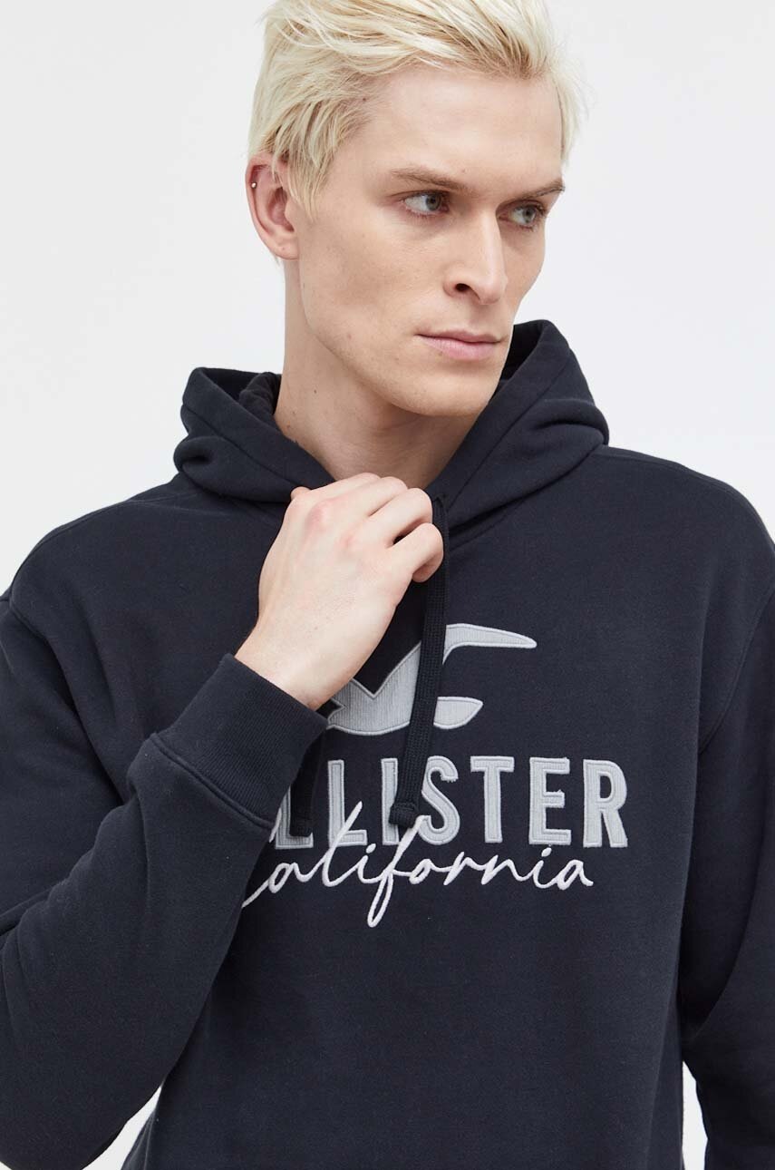 

Суичър Hollister Co. в черно с качулка с апликация, Черен