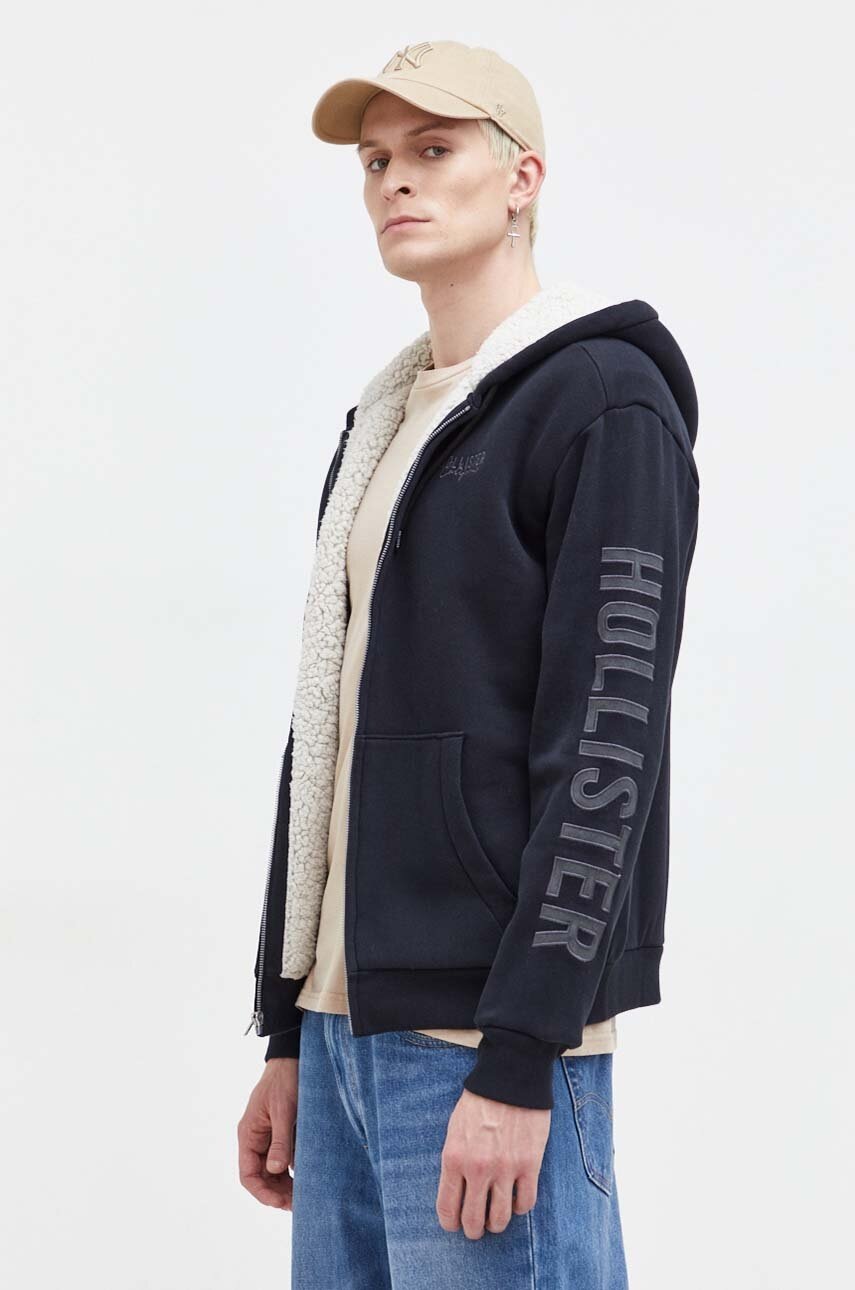 

Суичър Hollister Co. в черно с качулка с апликация, Черен