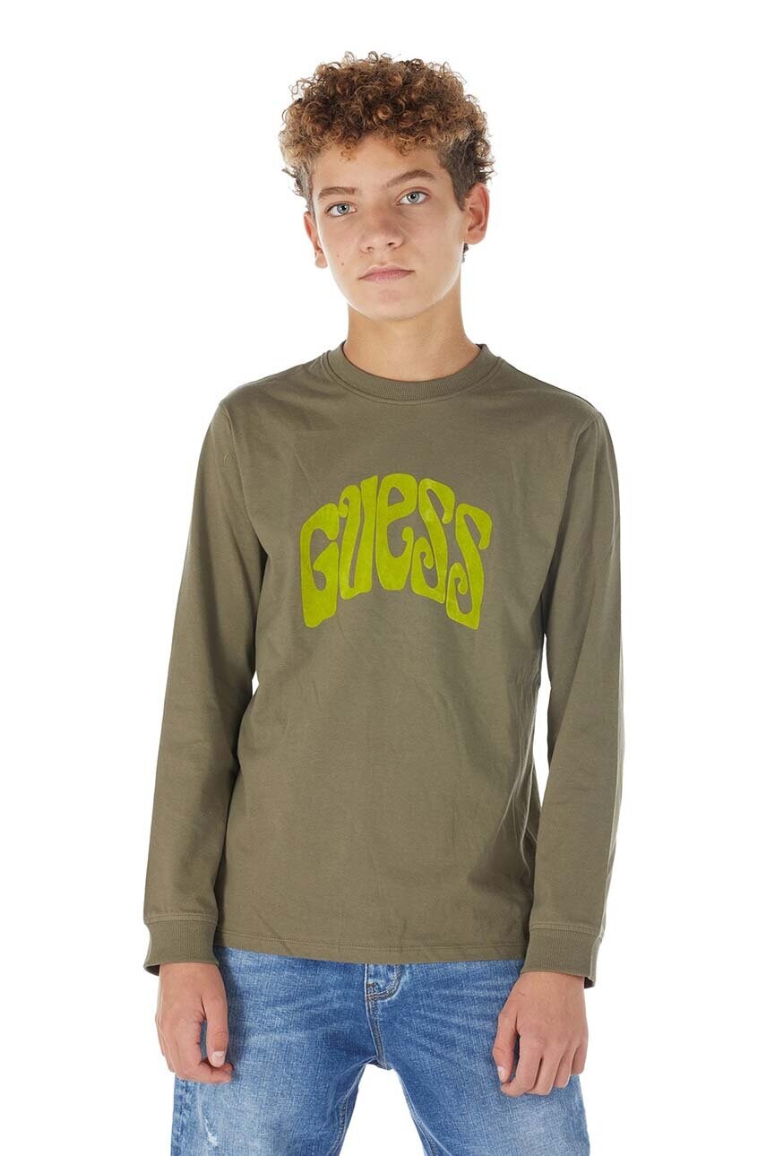 

Дитячий бавовняний лонгслів Guess колір зелений з принтом