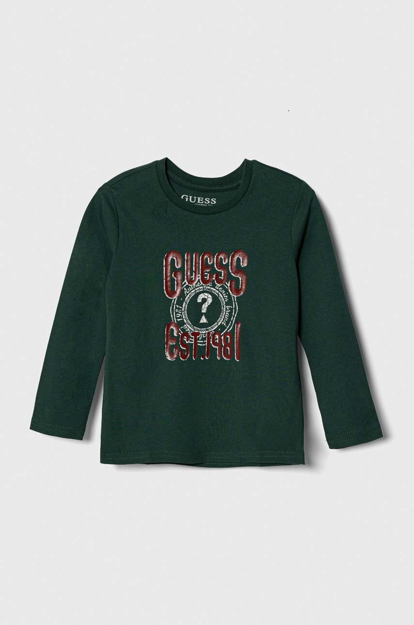 

Хлопковый детский лонгслив Guess цвет зелёный с принтом