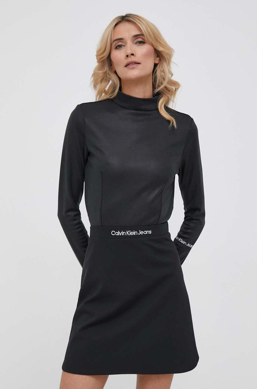 

Блуза с дълги ръкави Calvin Klein Jeans в черно с ниско поло, Черен