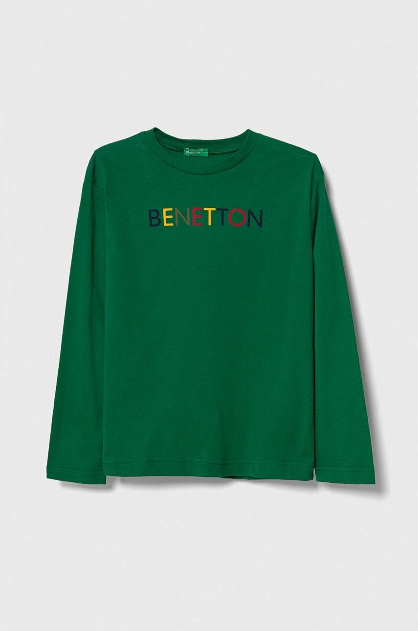 

Дитячий бавовняний лонгслів United Colors of Benetton колір зелений з принтом