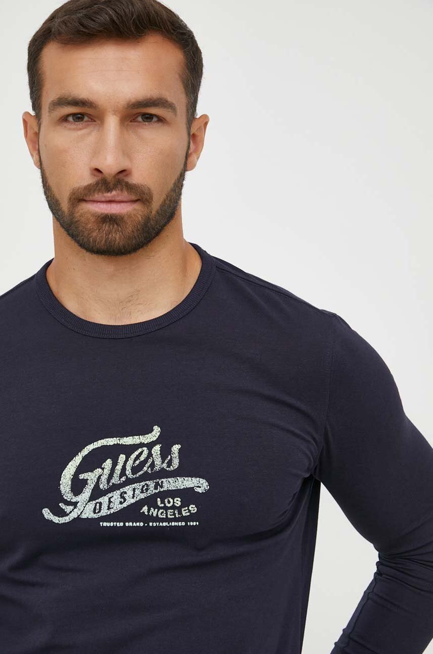 

Лонгслив Guess мужской цвет синий с принтом