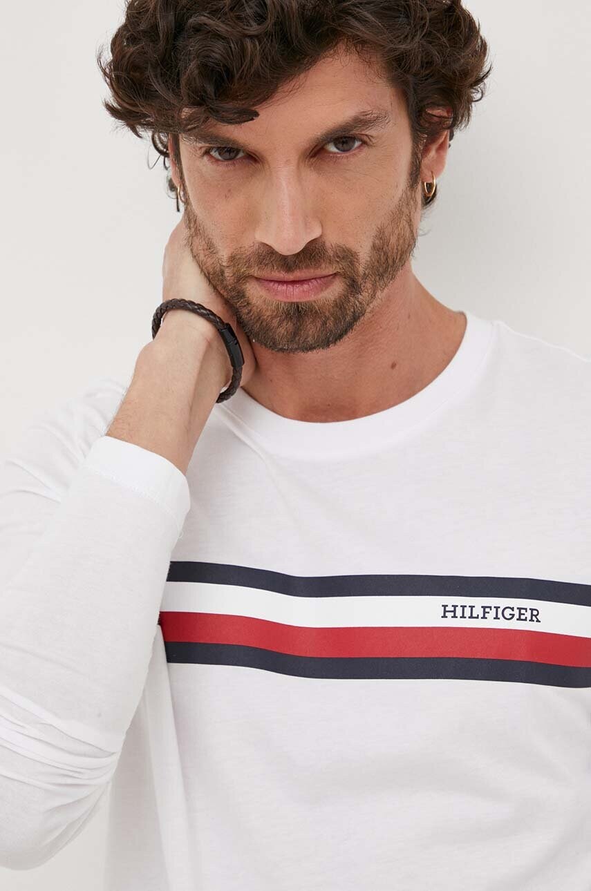 

Хлопковый лонгслив Tommy Hilfiger цвет белый с принтом