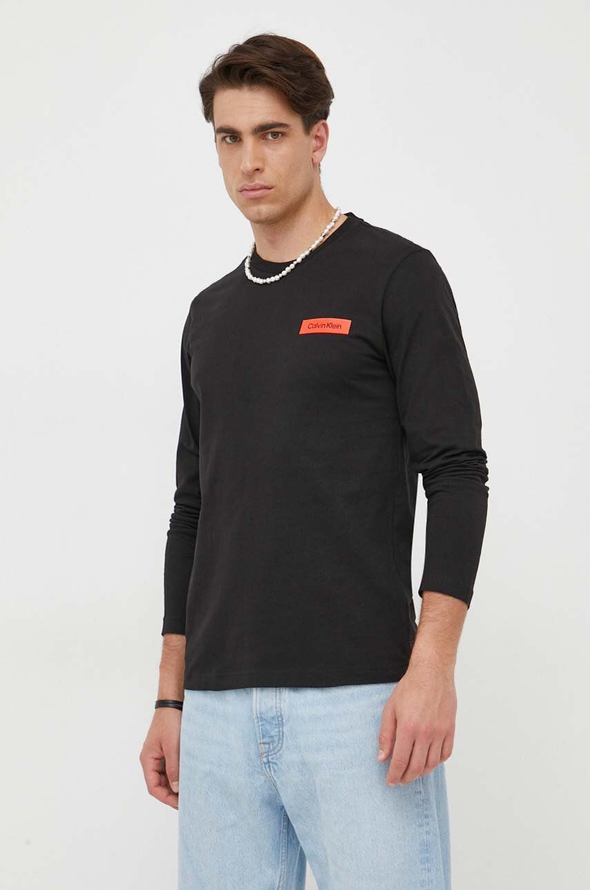 Tričko s dlouhým rukávem Calvin Klein černá barva, s potiskem - černá -  100 % Bavlna