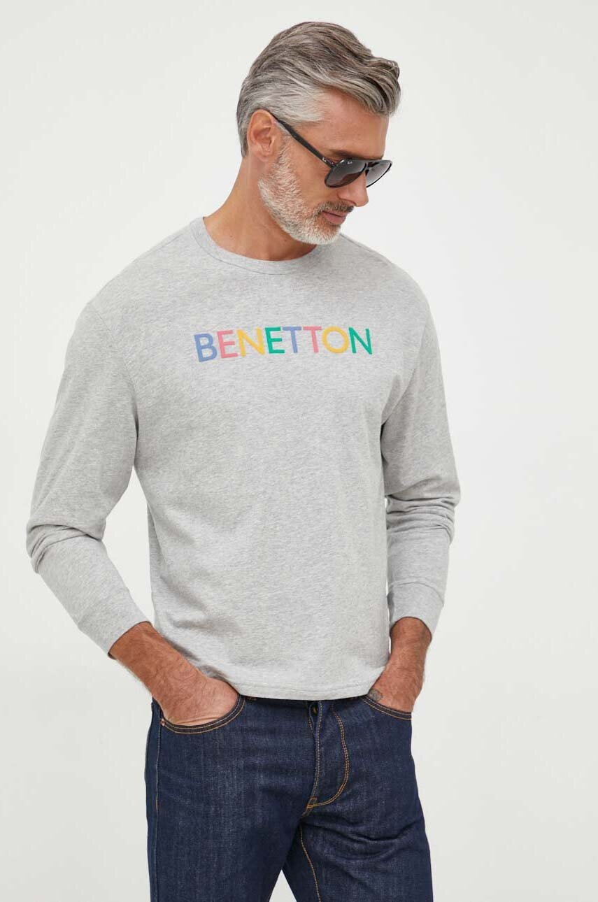 

Бавовняний лонгслів United Colors of Benetton колір сірий з принтом