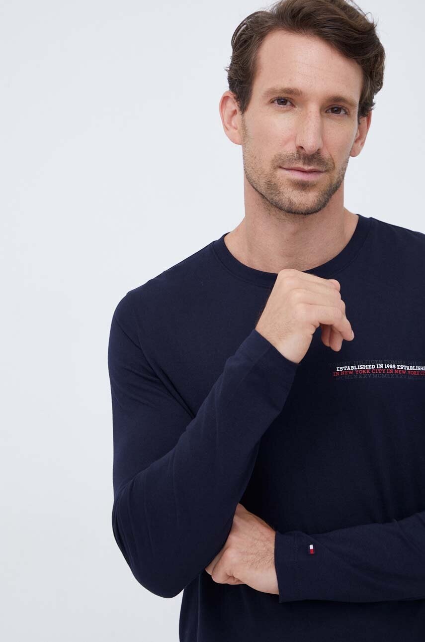 

Бавовняний лонгслів Tommy Hilfiger колір синій з принтом