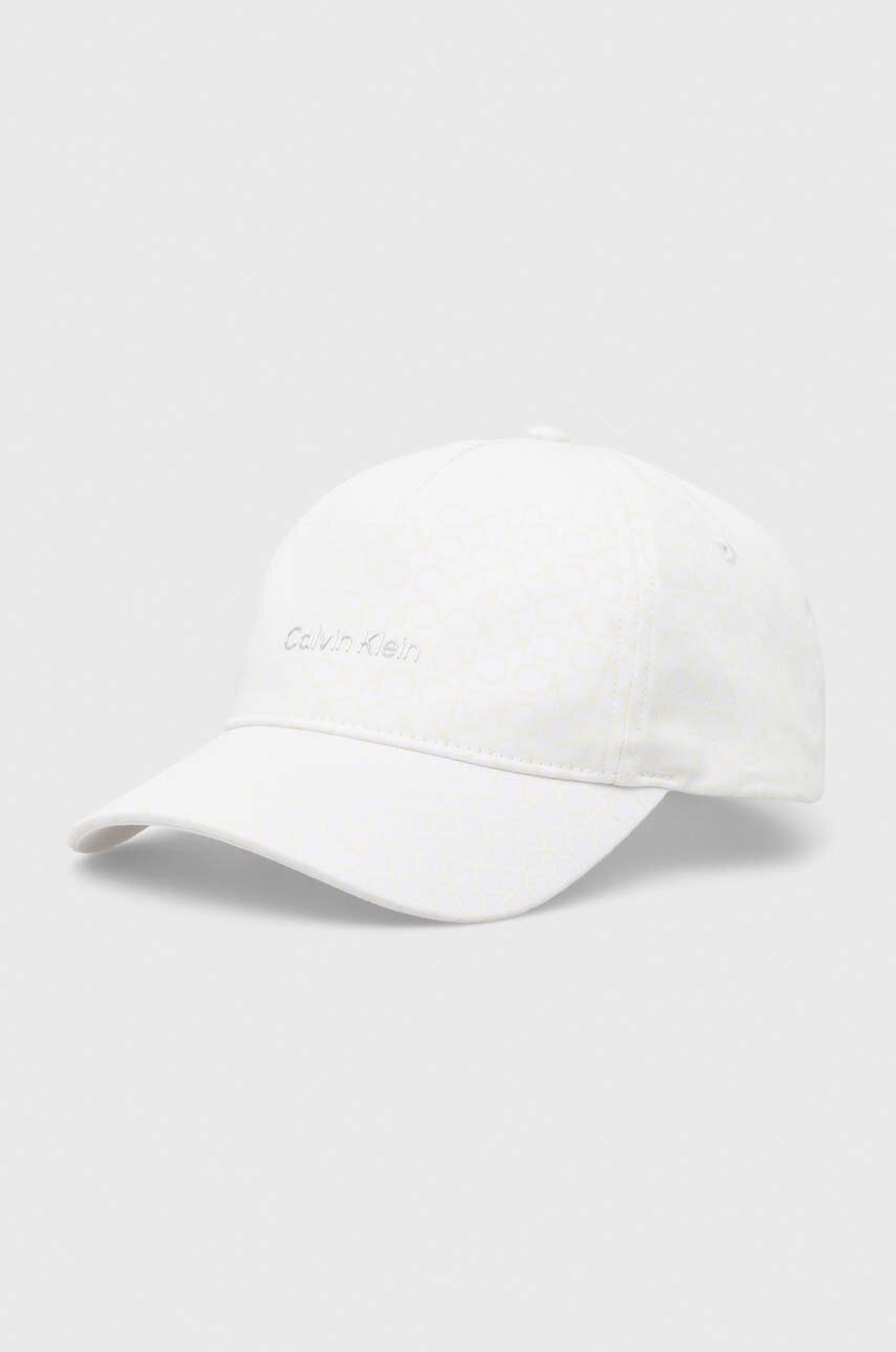 

Памучна шапка с козирка Calvin Klein в бяло с десен, Бял
