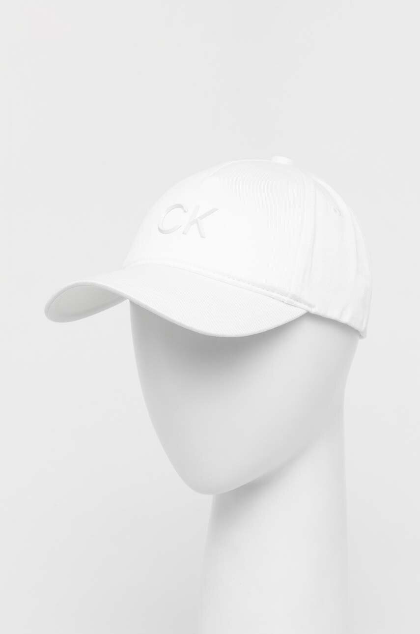 

Шапка с козирка Calvin Klein в бяло с изчистен дизайн, Бял