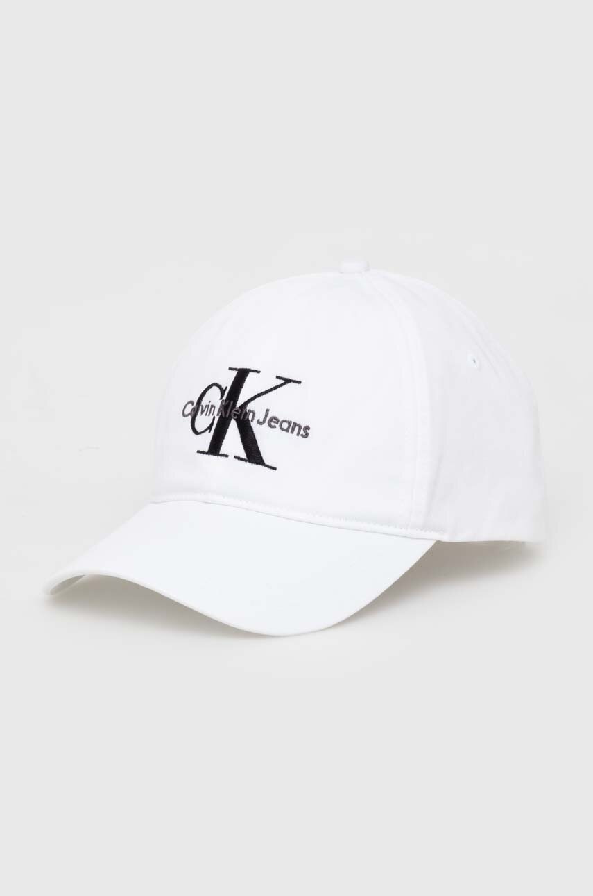 

Памучна шапка с козирка Calvin Klein Jeans в бяло с апликация, Бял