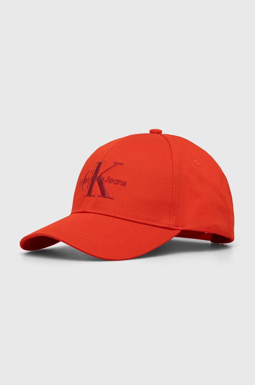 

Памучна шапка с козирка Calvin Klein Jeans в черно с апликация K60K610280, Червен