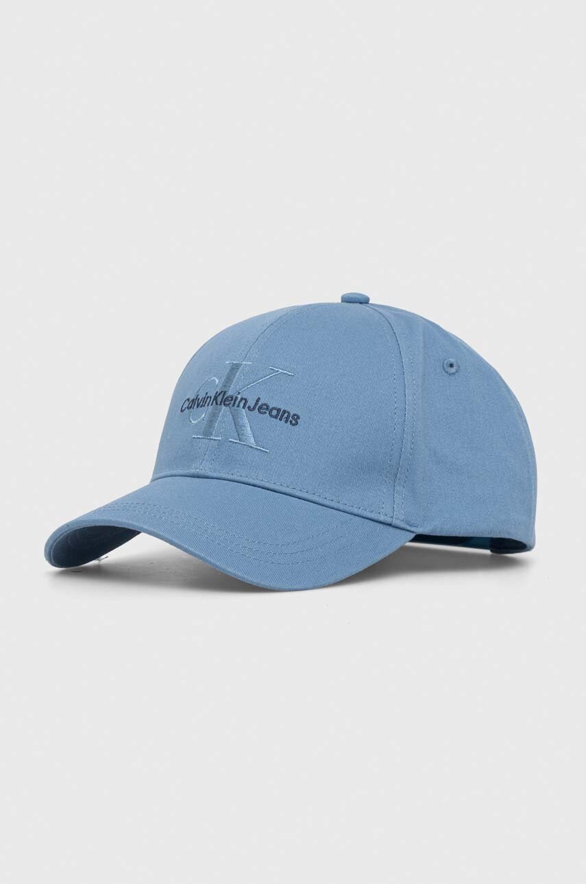 

Памучна шапка с козирка Calvin Klein Jeans в черно с апликация K60K610280, Син