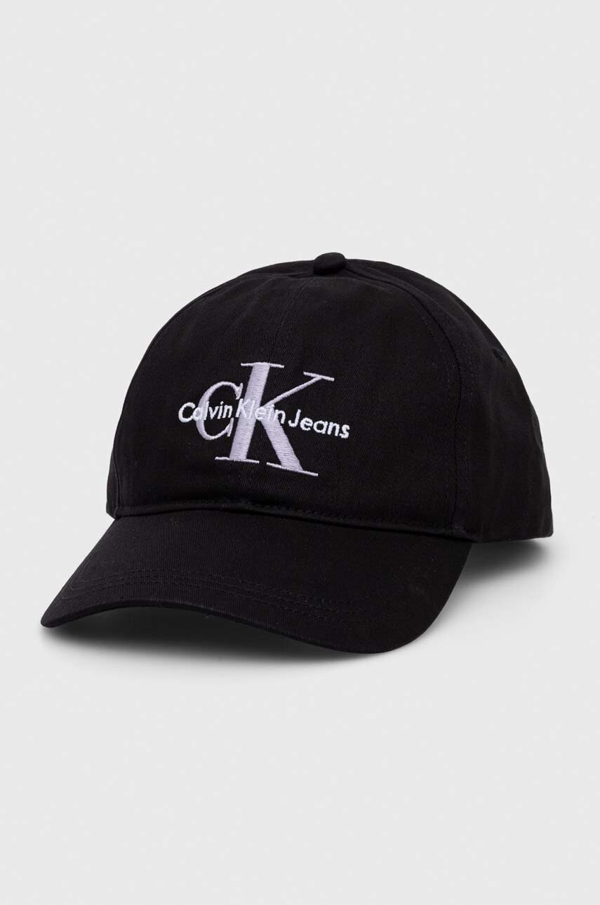 

Памучна шапка с козирка Calvin Klein Jeans в черно с апликация K60K610280, Черен