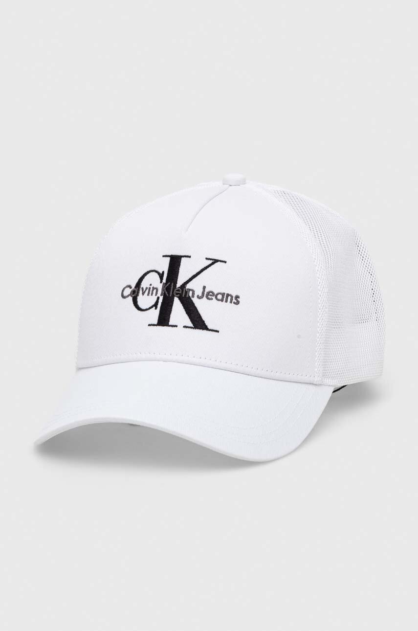 

Шапка с козирка Calvin Klein Jeans в бяло с принт, Бял