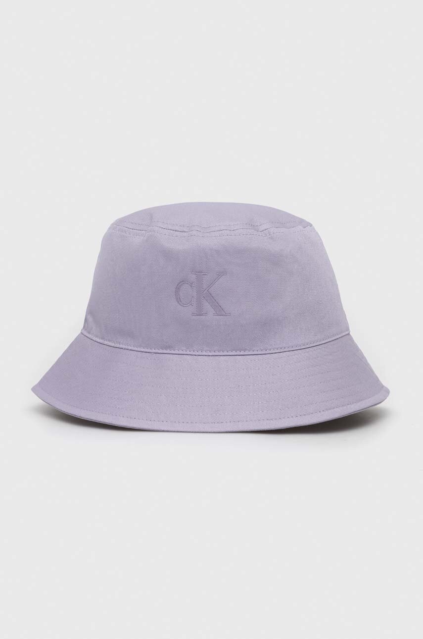 

Памучна капела Calvin Klein Jeans в лилаво от памук, Виолетов