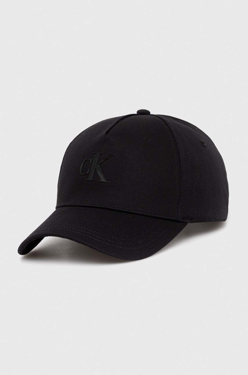 

Памучна шапка с козирка Calvin Klein Jeans в черно с апликация, Черен