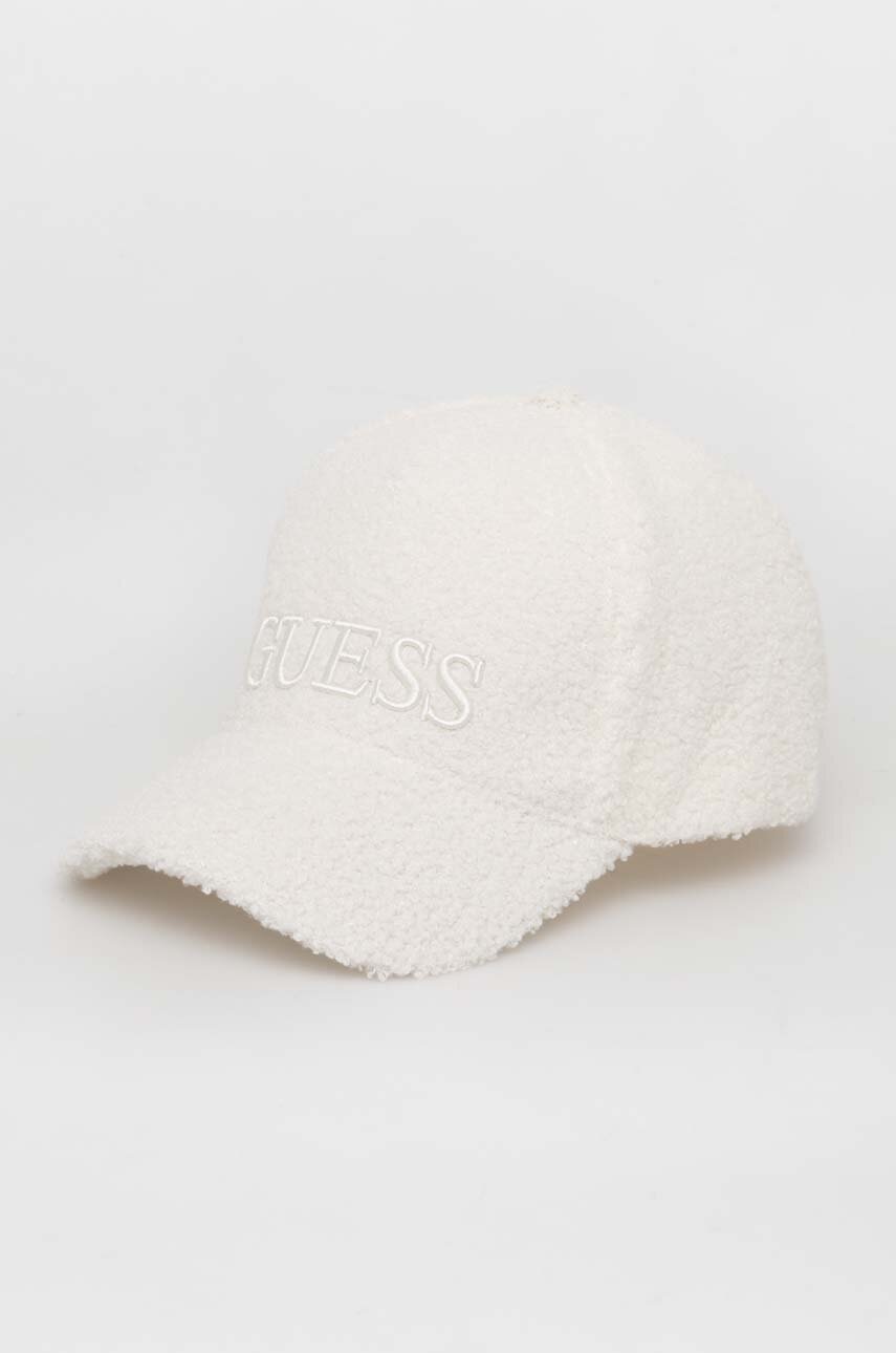 

Шапка с козирка Guess в бяло с апликация, Бял