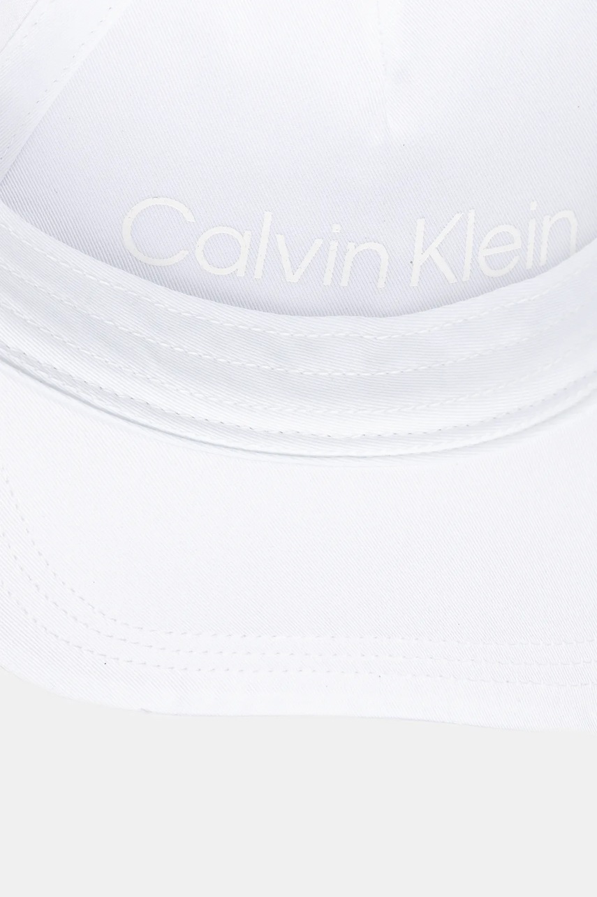 Βαμβακερό καπέλο του μπέιζμπολ Calvin Klein χρώμα: άσπρο φωτογραφία