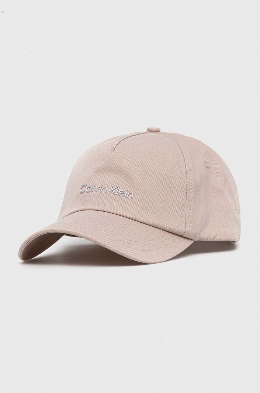 

Памучна шапка с козирка Calvin Klein в бежово с изчистен дизайн K60K610525, Бежов