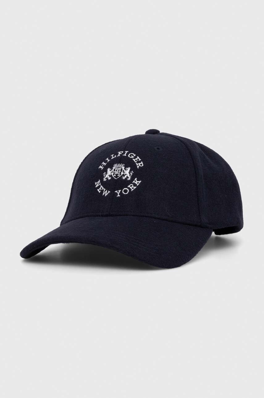 

Шапка с козирка Tommy Hilfiger в тъмносиньо с апликация, Тъмносин