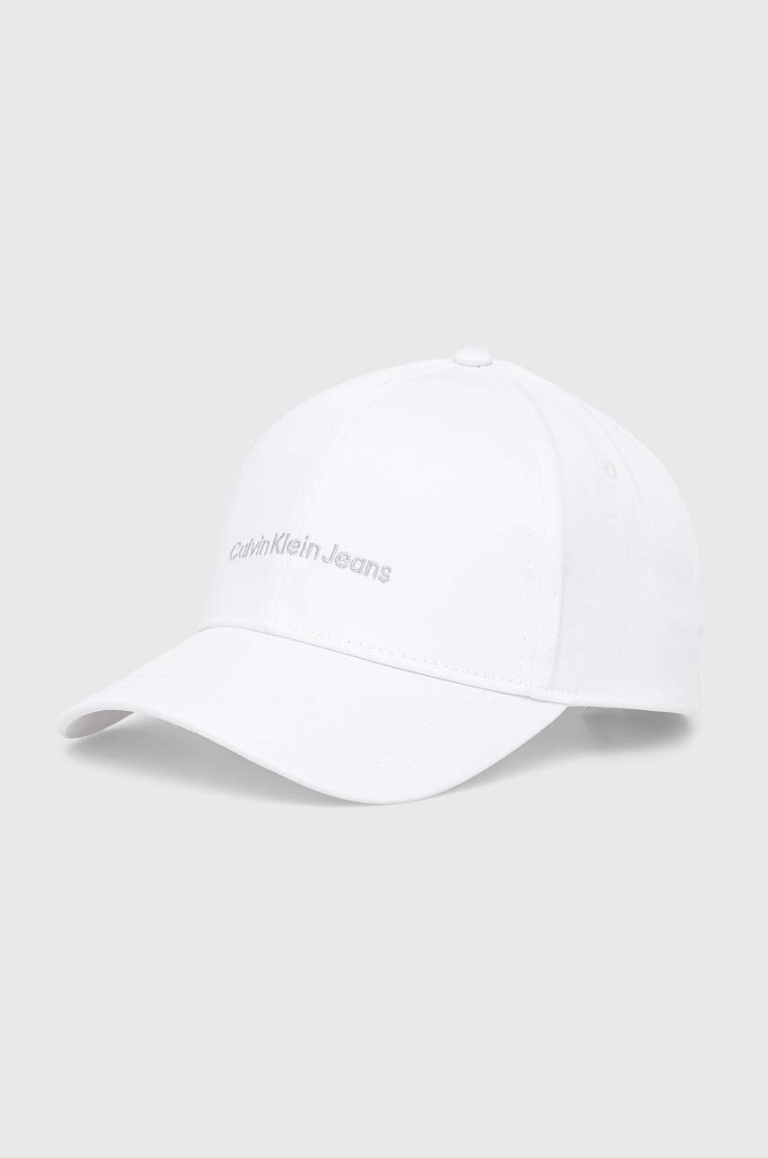 

Памучна шапка с козирка Calvin Klein Jeans в бяло с апликация K60K608849, Бял