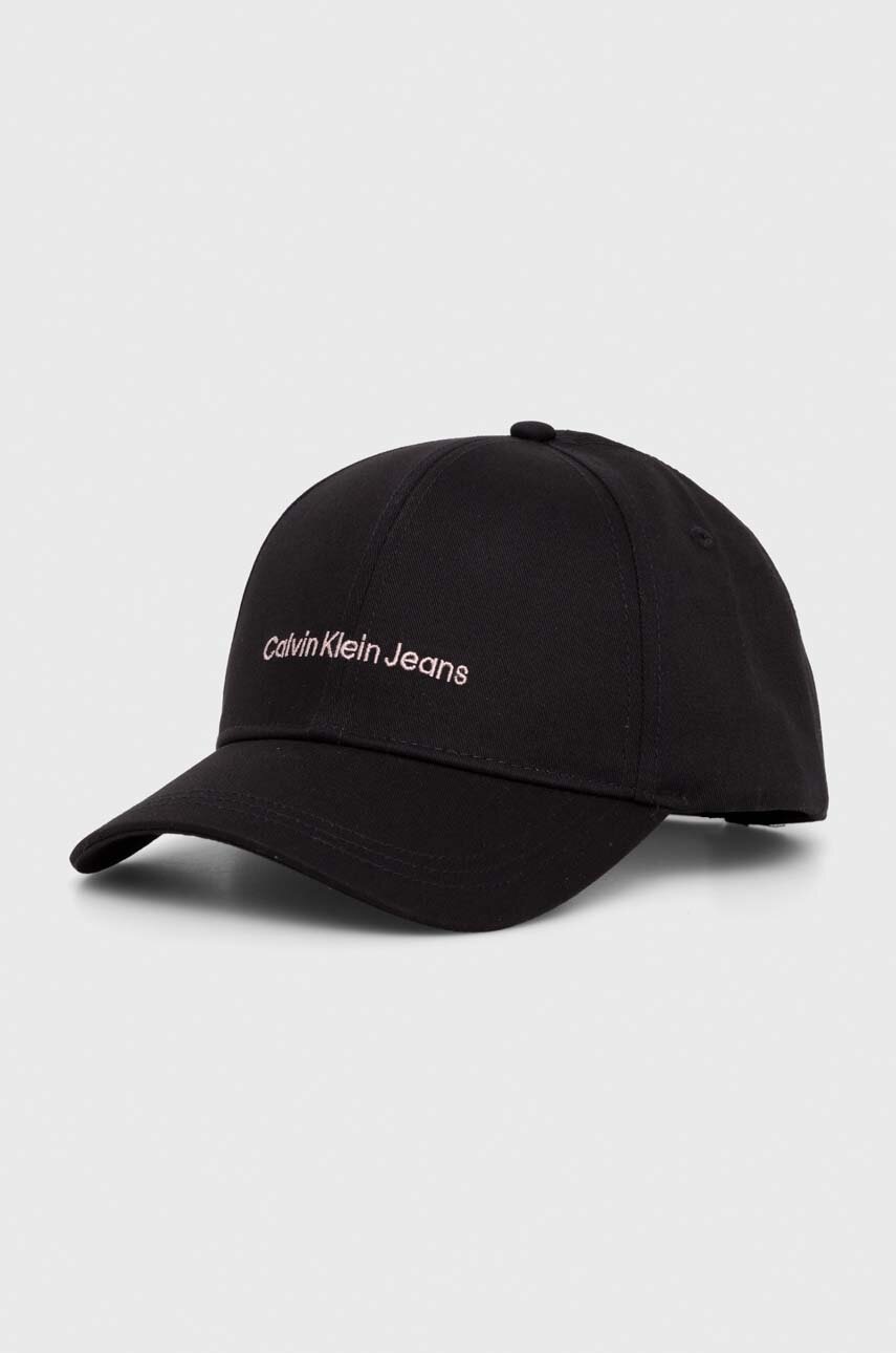 

Памучна шапка с козирка Calvin Klein Jeans в черно с апликация K60K608849, Черен