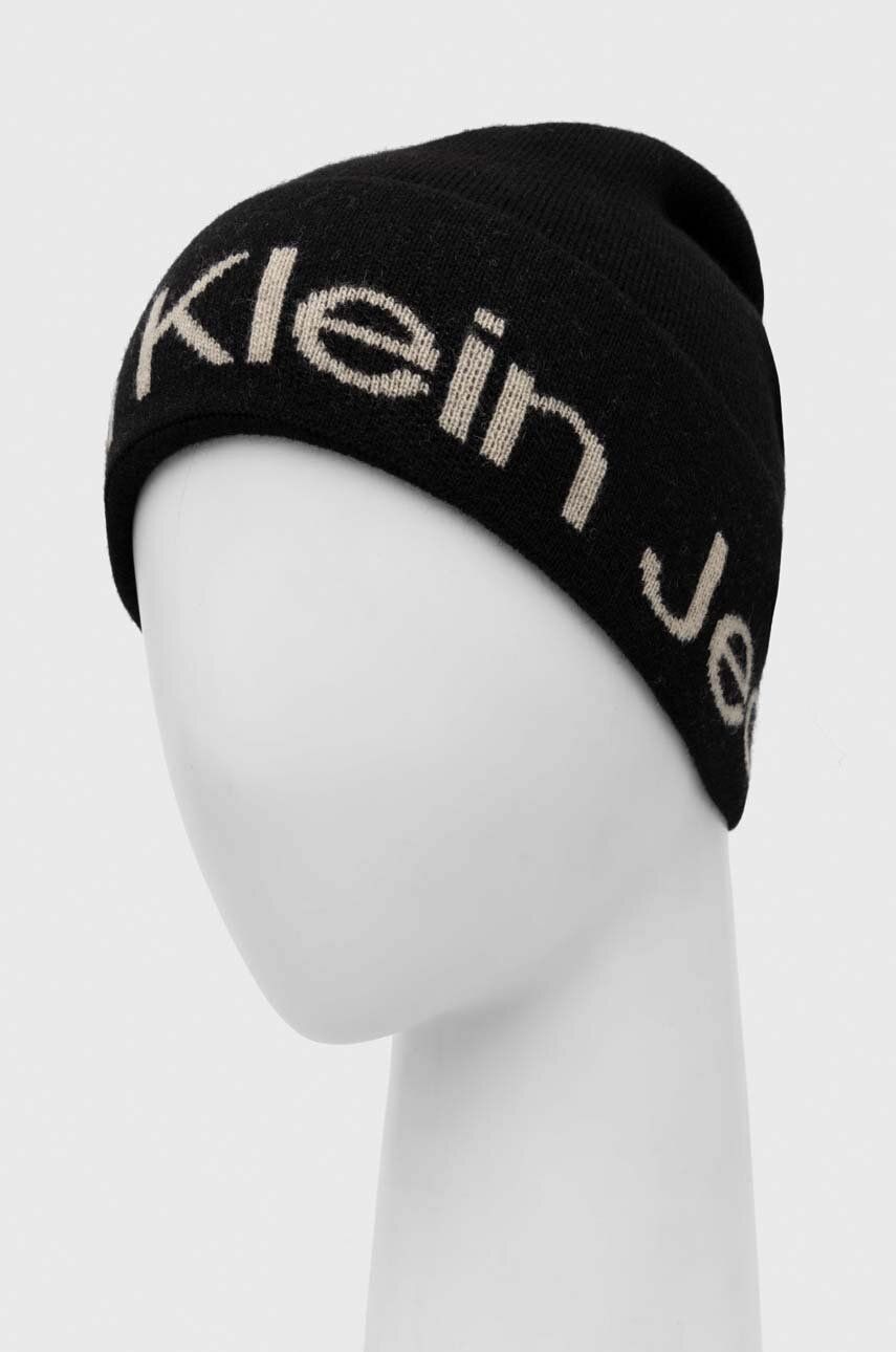 Levně Čepice Calvin Klein Jeans černá barva, z tenké pleteniny