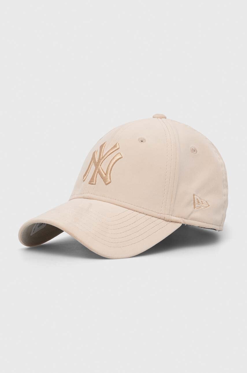 

Шапка с козирка New Era в бежово с апликация NEW YORK YANKEES, Бежов