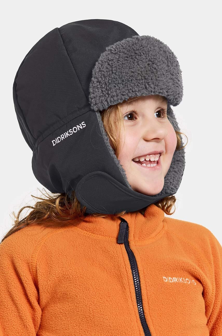 

Детска шапка Didriksons BIGGLES CAP в черно, Черен