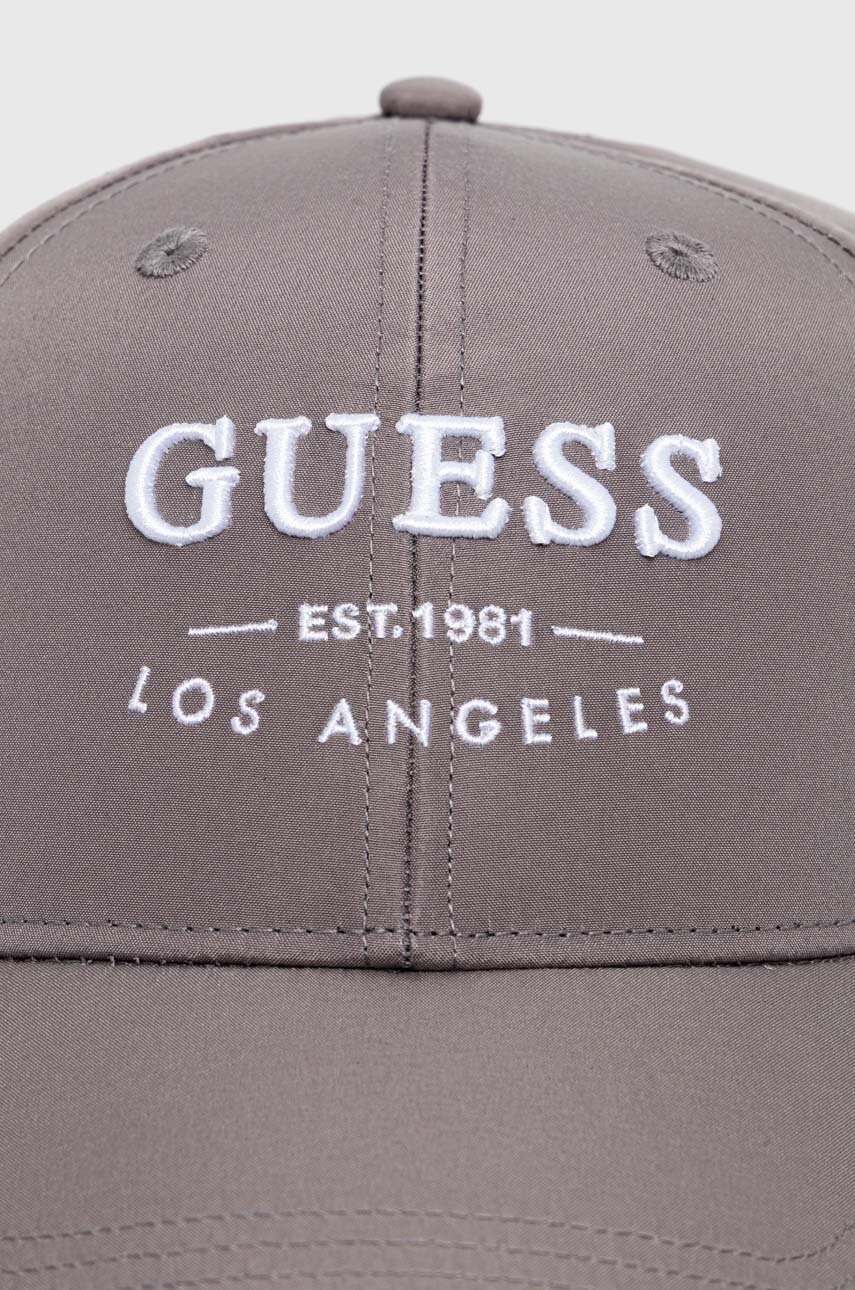 

Шапка с козирка Guess в бежово с апликация AM5023 POL01, Сив