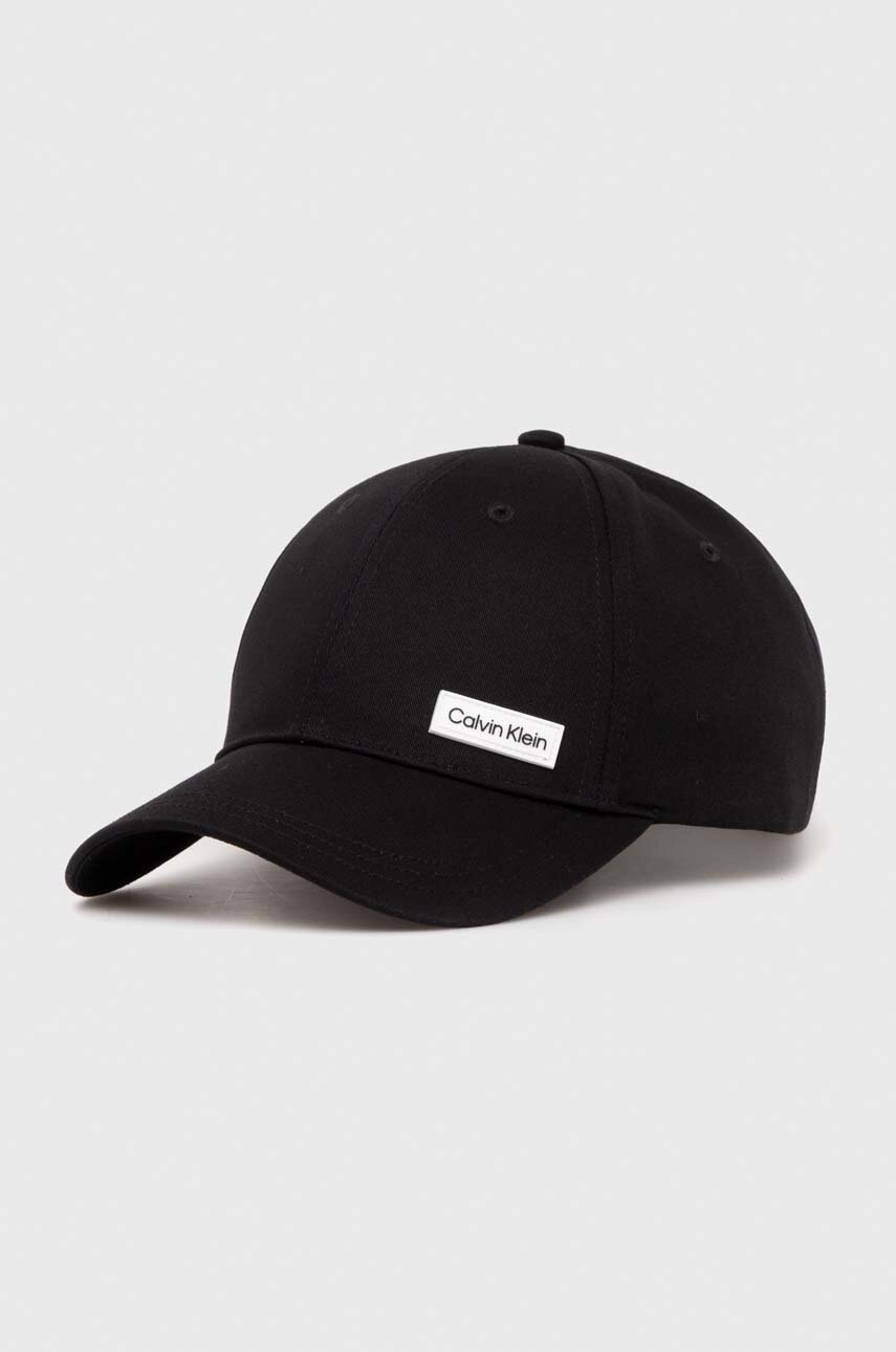 

Памучна шапка с козирка Calvin Klein в черно с апликация, Черен