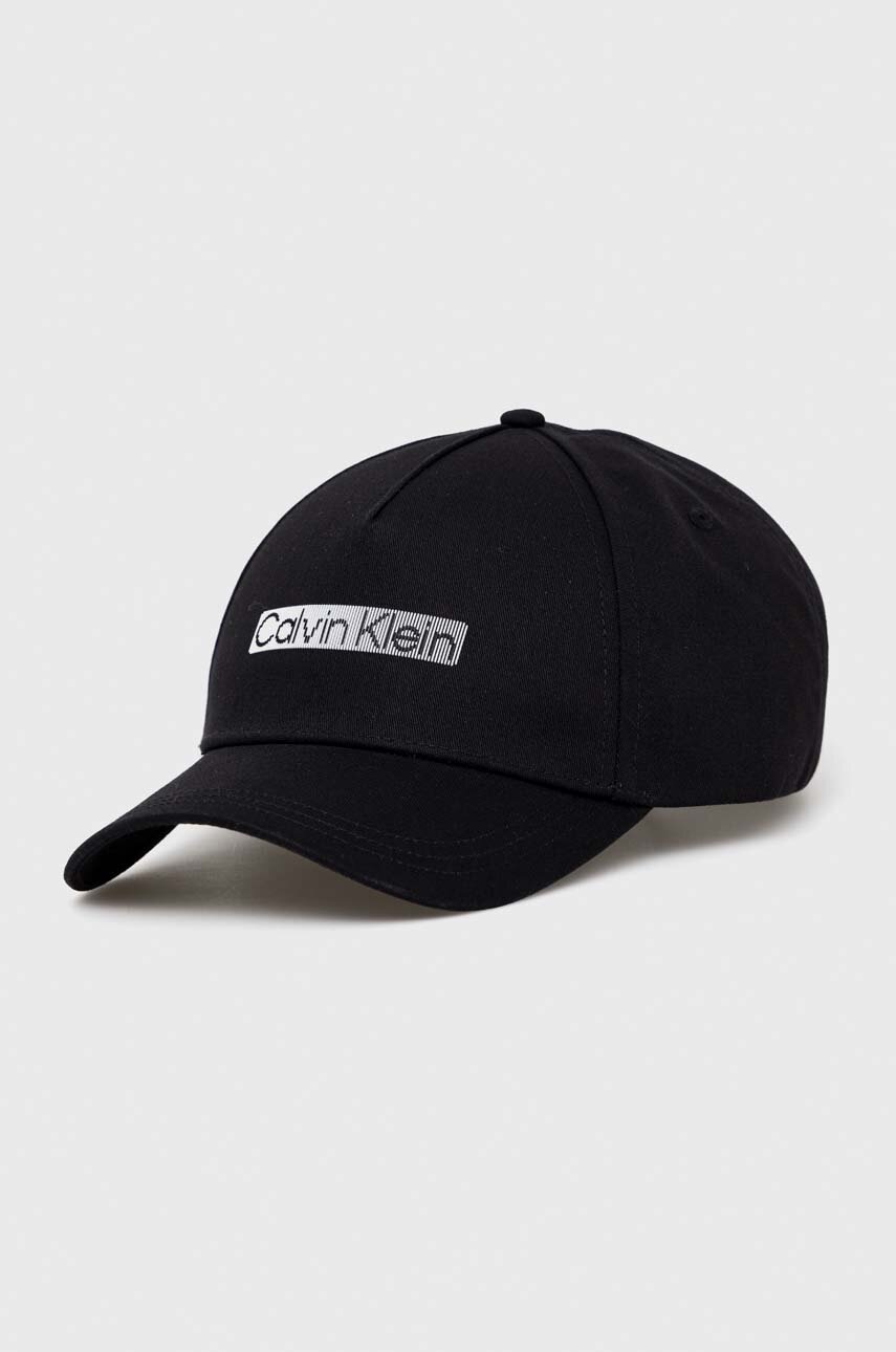 

Памучна шапка с козирка Calvin Klein в черно с десен, Черен