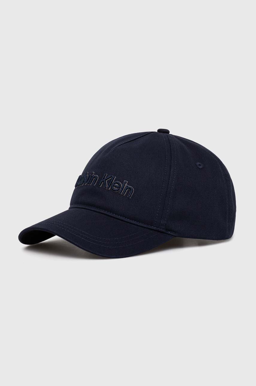 

Памучна шапка с козирка Calvin Klein в тъмносиньо с апликация, Тъмносин