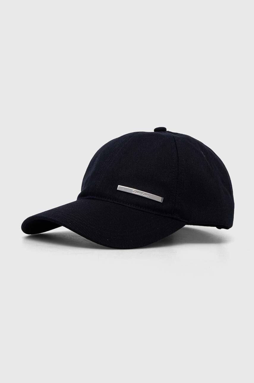 

Памучна шапка с козирка Calvin Klein в бежово с апликация K50K510661, Тъмносин
