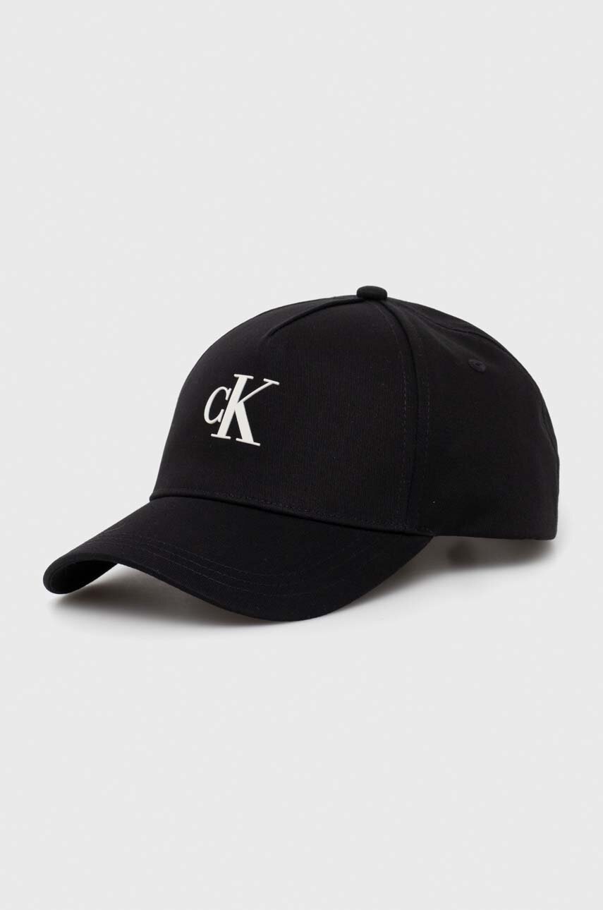 

Памучна шапка с козирка Calvin Klein Jeans в черно с апликация, Черен