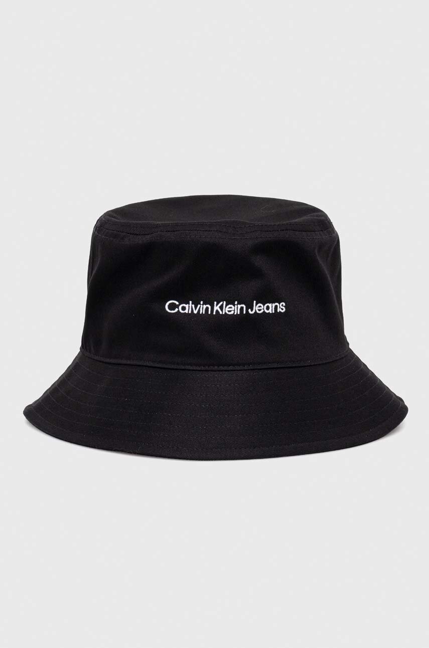 

Памучна капела Calvin Klein Jeans в черно от памук, Черен