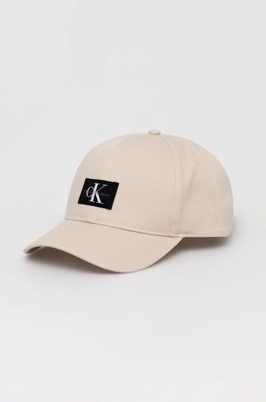 

Памучна шапка с козирка Calvin Klein Jeans в бежово с апликация, Бежов
