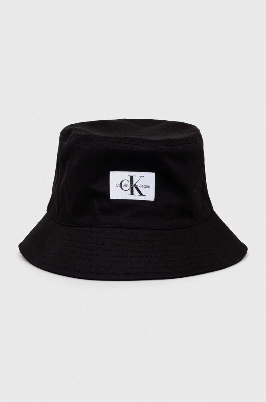 

Памучна капела Calvin Klein Jeans в черно от памук, Черен