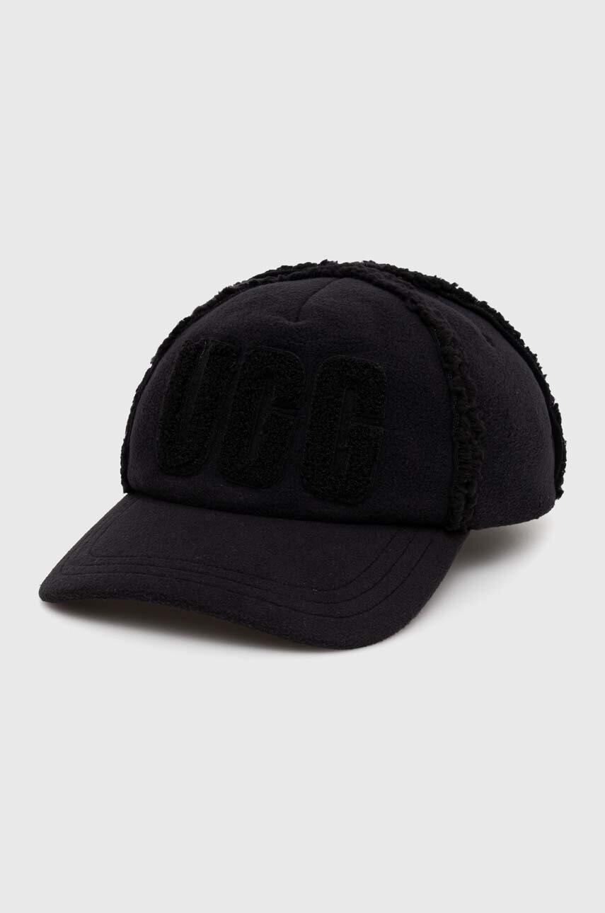 

Шапка с козирка UGG в черно с апликация, Черен