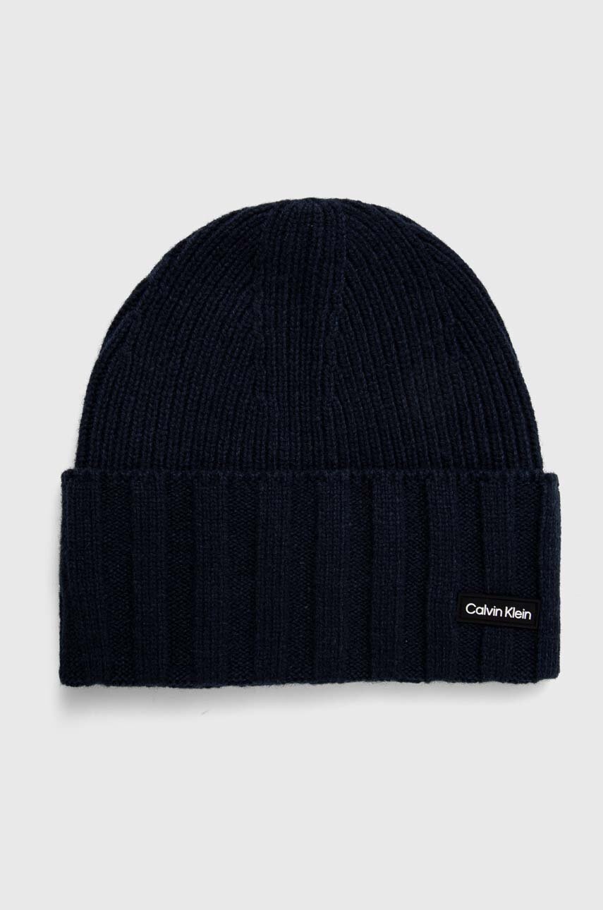 

Вълнена шапка Calvin Klein в тъмносиньо с фина плетка от вълна, Тъмносин