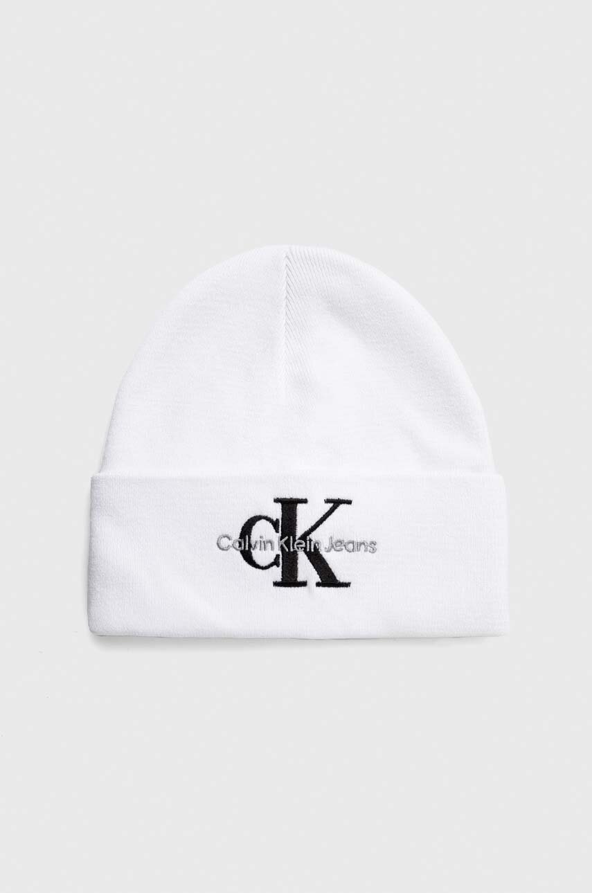 

Памучна шапка Calvin Klein Jeans в бяло от памук, Бял